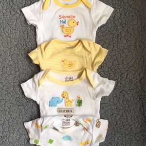 🐥Set of 4 Newborn Onesies!🐥